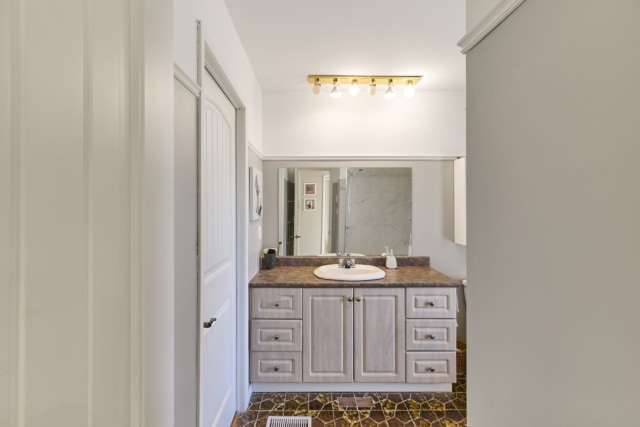 Salle de bains — 3530 Rue Sicotte, Québec, G2B 3X6, Québec