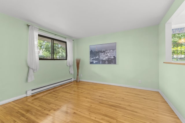 Salon — 6969 - A, Rue Rainier, Montréal (Saint-Léonard), H1T3W9, Montréal (Saint-Léonard)
