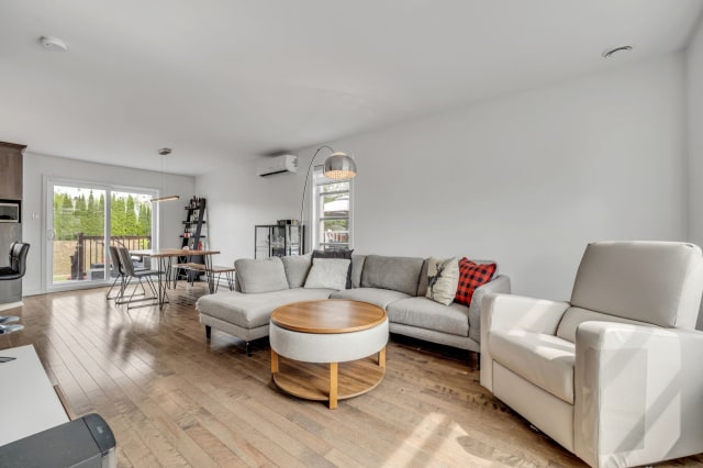 Salon — 2170, Rue de la Cantatrice, Québec (Les Rivières), G2C0L6, Québec (Les Rivières)