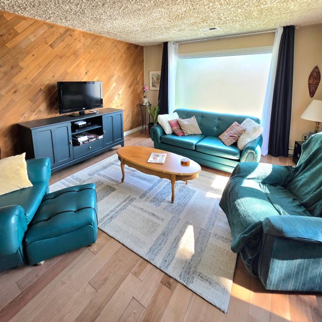 Salon — 1254, Ch. de Price, Mont-Joli, G5H3K6, Mont-Joli