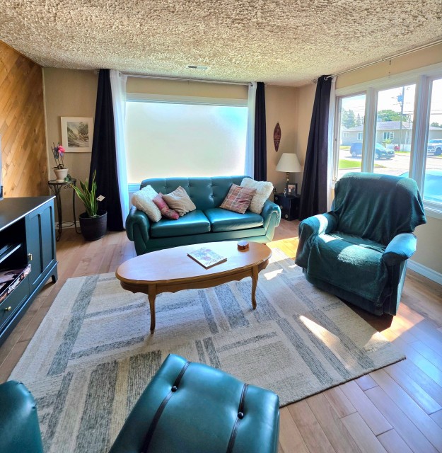 Salon — 1254, Ch. de Price, Mont-Joli, G5H3K6, Mont-Joli