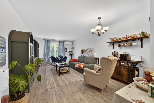 Salon — 1370, Av. Bourgogne, 107, Chambly, J2L1Y3, Chambly