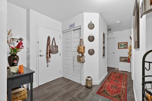 Hall d'entrée — 1370, Av. Bourgogne, 107, Chambly, J2L1Y3, Chambly
