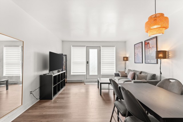Salon — 7637, Av. Léonard-De Vinci, 1, Montréal (Villeray/Saint-Michel/Parc-Extension), H2A2N6, Montréal (Villeray/Saint-Michel/Parc-Extension)