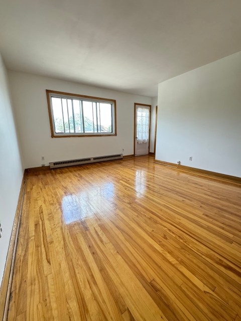 Salon — 3825, Rue Victoria, Montréal (Lachine), H8T1J9, Montréal (Lachine)