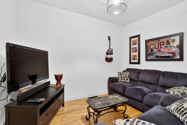 Salon — 8742 - 8744, Rue Tellier, Montréal (Mercier/Hochelaga-Maisonneuve), H1L3B2, Montréal (Mercier/Hochelaga-Maisonneuve)