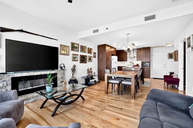 Salon — 1255, Rue des Francs-Bourgeois, 411, Boisbriand, J7H0G4, Boisbriand