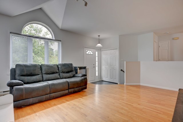 Salon — 1978 Rue De Beaufort, Saint-Jérôme, J5L 1E1, Saint-Jérôme