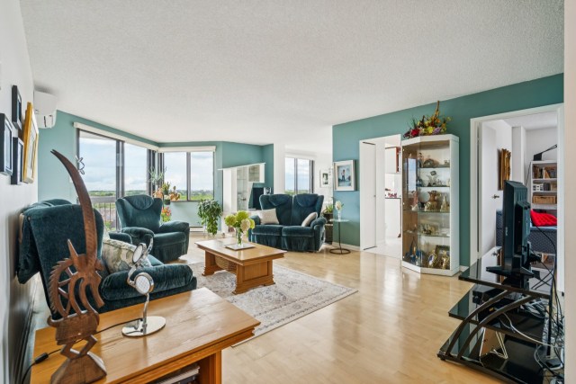 Salon — 6900, Boul. Gouin E., 1407, Montréal (Montréal-Nord), H1G6L9, Montréal (Montréal-Nord)