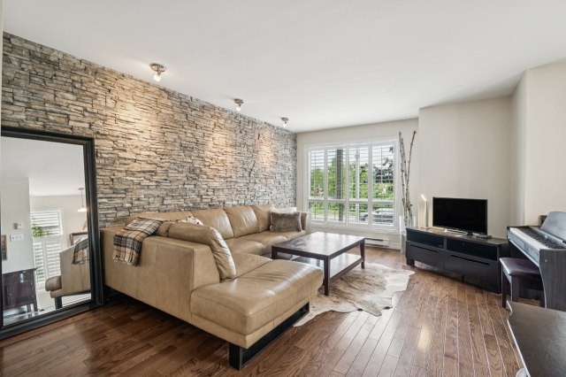 Salon — 5578, Rue Louis-Dumouchel, Montréal (Mercier/Hochelaga-Maisonneuve), H1K5G2, Montréal (Mercier/Hochelaga-Maisonneuve)