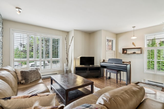 Salon — 5578, Rue Louis-Dumouchel, Montréal (Mercier/Hochelaga-Maisonneuve), H1K5G2, Montréal (Mercier/Hochelaga-Maisonneuve)