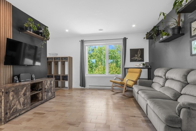 Salon — 302, Rue Simone-Routier, Québec (Beauport), G1B0M3, Québec (Beauport)