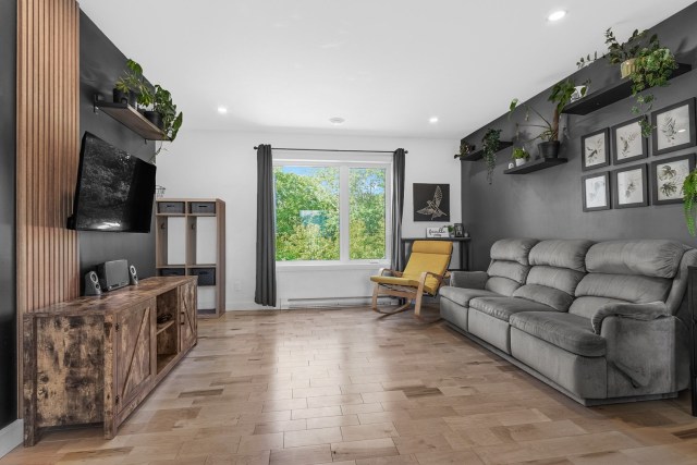 Salon — 302, Rue Simone-Routier, Québec (Beauport), G1B0M3, Québec (Beauport)
