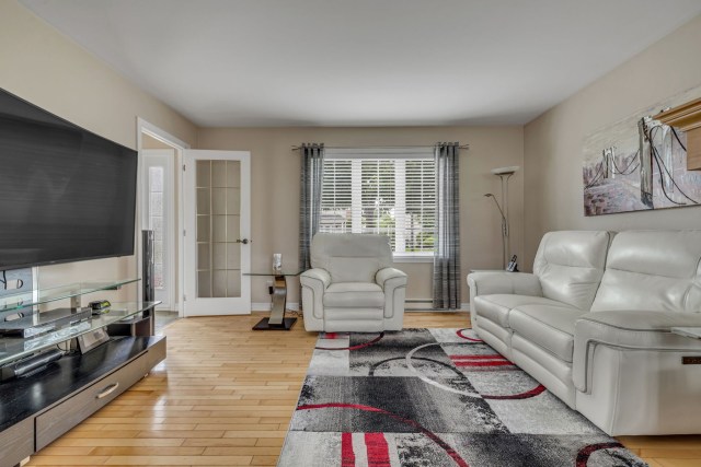 Salon — 6519, Rue des Prismes, Québec (La Haute-Saint-Charles), G3E2E6, Québec (La Haute-Saint-Charles)