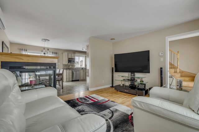 Salon — 6519, Rue des Prismes, Québec (La Haute-Saint-Charles), G3E2E6, Québec (La Haute-Saint-Charles)