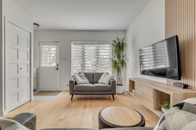 Salon — 2637, Rue du Gardénia, Québec (Les Rivières), G1M3P8, Québec (Les Rivières)