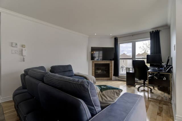 Salon — 6338, Rue de l'Émérillon, Laval (Sainte-Rose), H7L6J4, Laval (Sainte-Rose)