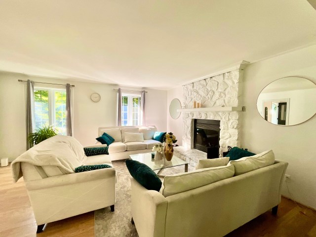 Salon — 1068, Mtée Girouard, Saint-Jérôme, J5L1N6, Saint-Jérôme