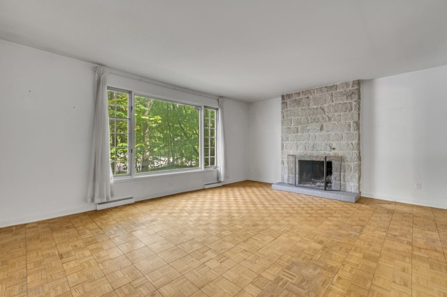 Salon — 1359, Av. Gaspard-Fauteux, Québec (Sainte-Foy/Sillery/Cap-Rouge), G1T2E1, Québec (Sainte-Foy/Sillery/Cap-Rouge)