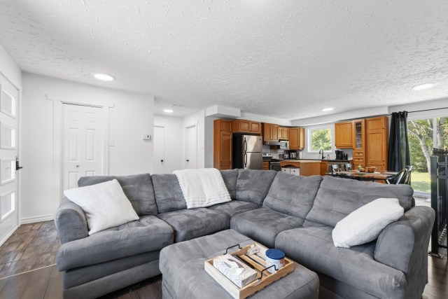 Salon — 408, Mtée Morel, Sainte-Anne-des-Plaines, J5N2T9, Sainte-Anne-des-Plaines