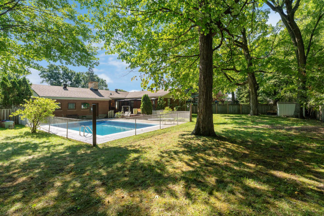 Piscine — 380, Rue Cartier, Granby, J2G5B2, Granby
