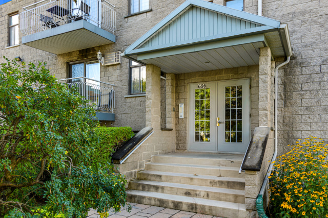 Entrée extérieure — 304-696 Montée Montrougeau, 304, Laval, H7P 5L1, Laval