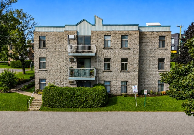 Façade — 304-696 Montée Montrougeau, 304, Laval, H7P 5L1, Laval
