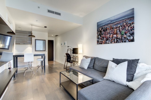 Salon — 1155, Rue de la Montagne, 1303, Montréal (Ville-Marie), H3G0C7, Montréal (Ville-Marie)