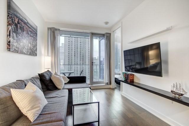 Salon — 1155, Rue de la Montagne, 1303, Montréal (Ville-Marie), H3G0C7, Montréal (Ville-Marie)