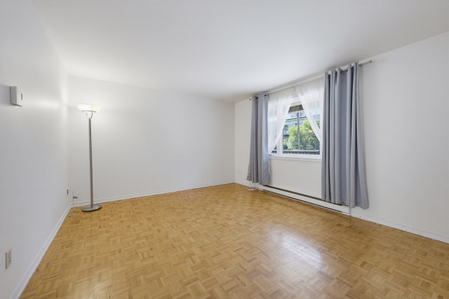 Salon — 7367, Av. Guy, Montréal (Anjou), H1K2V2, Montréal (Anjou)