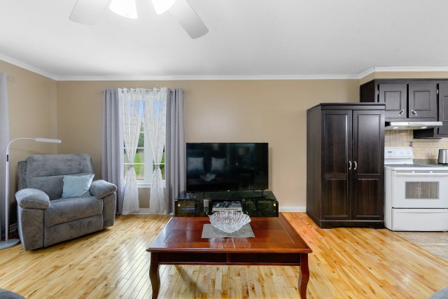 Salon — 339 Ch. des Hautes-Chutes, Val-des-Bois