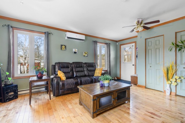 Salon — 36, Mtée Crites, Gracefield, J0X1W0, Gracefield