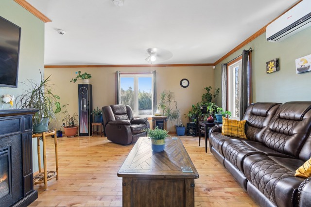 Salon — 36, Mtée Crites, Gracefield, J0X1W0, Gracefield