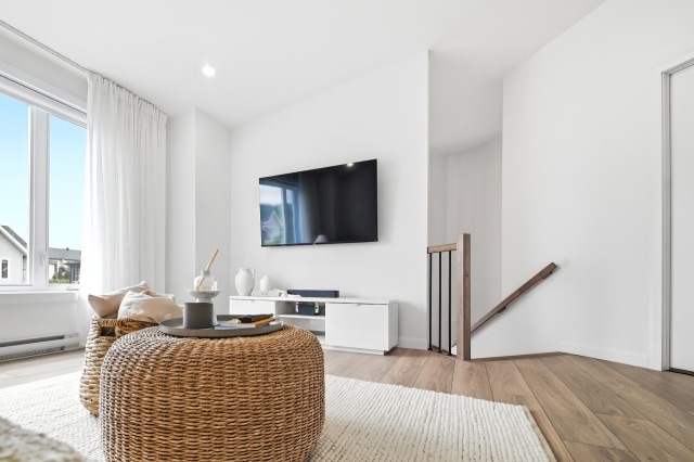 Salon — 3365, Rue de la Vallée, Saguenay (Jonquière), G7S0M6, Saguenay (Jonquière)