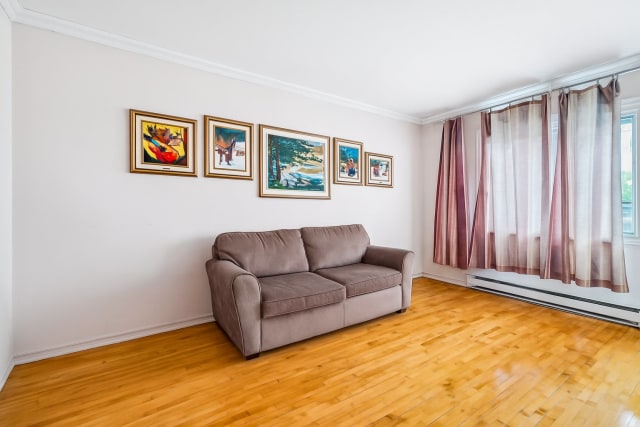 Salon — 10927 - 10931 Av. de Rome, Montréal