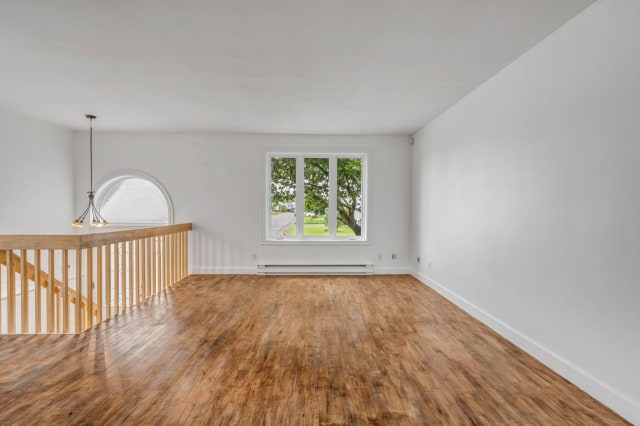 Salon — 1477, Rue de la Harde, Québec (La Haute-Saint-Charles), G3J1R8, Québec (La Haute-Saint-Charles)