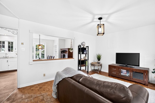 Salon — 584, Rue Lalande, Joliette, J6E2K1, Joliette