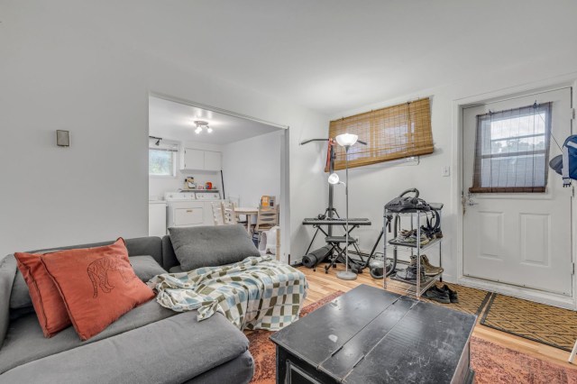 Salon — 490 45e Rue E., Québec