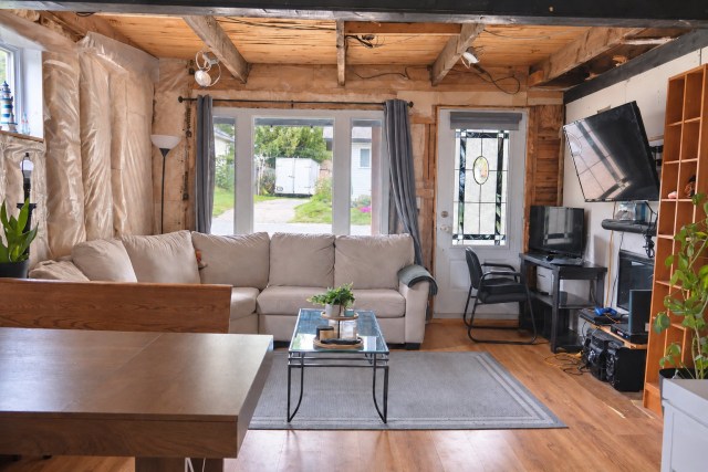 Salon — 773 Rue de Clarendon, Bryson