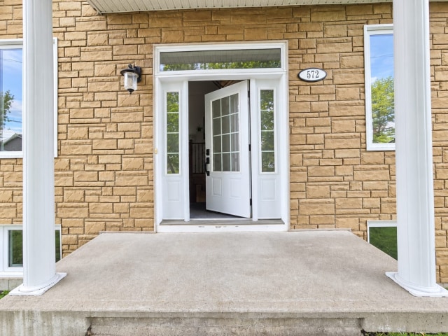 Entrée extérieure — 572 Rue Flamand, Saint-Honoré