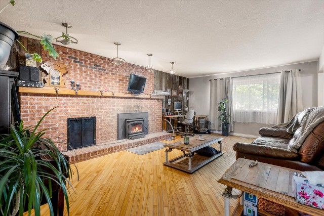 Salon — 350 - 360 Rue Marquis, Saint-Célestin - Municipalité