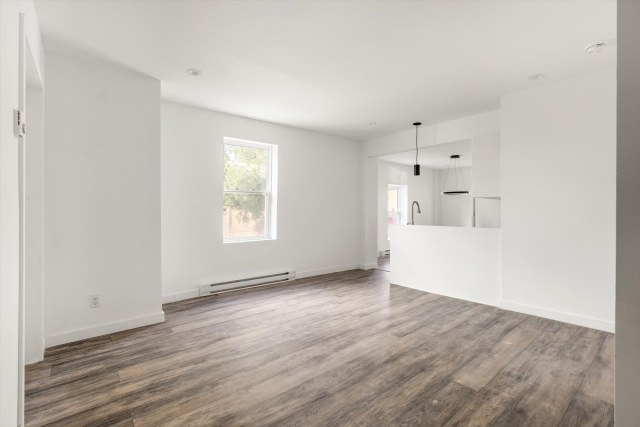 Salon — 156 - 162 Rue de Monseigneur-Signay, Nicolet