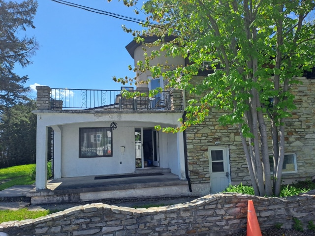 Entrée extérieure — 20 6e Avenue, Saint-Jean-sur-Richelieu