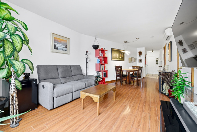 Salon — 2975 Rue des Émeraudes, Longueuil