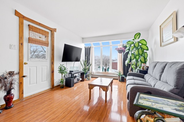 Salon — 2975 Rue des Émeraudes, Longueuil