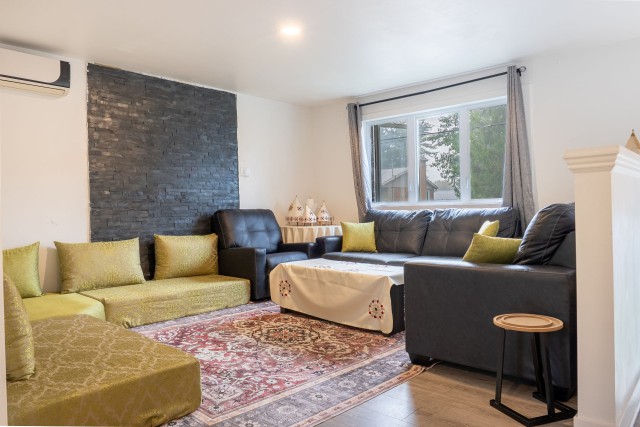 Salon — 3515 Rue du Collège, Longueuil