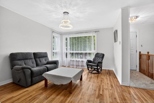 Salon — 780, Av. Curé-Cloutier, Laval (Duvernay), H7E4E4, Laval (Duvernay)