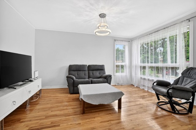 Salon — 780, Av. Curé-Cloutier, Laval (Duvernay), H7E4E4, Laval (Duvernay)
