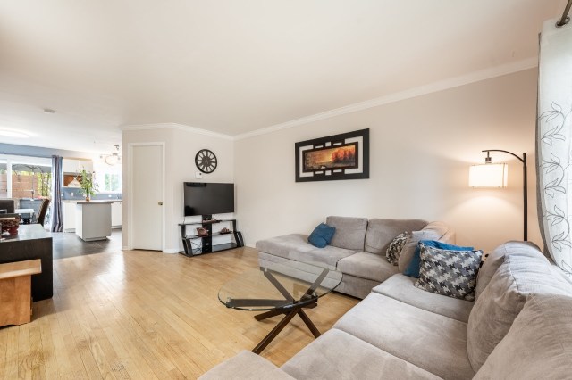 Salon — 1021, Rue Provençal, Saint-Jean-sur-Richelieu, J3B8P6, Saint-Jean-sur-Richelieu