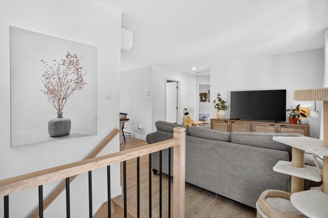 Salon — 878, Rue des Tournesols, Saint-Hippolyte, J8A0N5, Saint-Hippolyte